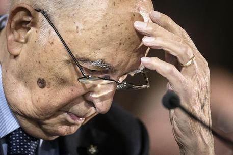 Redazione di Operai Contro, dal 12 giugno il parlamento  dei padroni italiani non riesce ad eleggere due giudici. Se si trattava di affamare ancora operai, lavoratori, pensionati, il parlamento decideva subito. Che cazzo di parlamento, Napolitano ha fatto di tutto e loro lo ripagano così “Rattrista e preoccupa che il Parlamento si autoprivi di una facoltà attribuitagli dalla Costituzione”. Così il presidente della Repubblica,Giorgio Napolitano, dopo la diciassettesima fumata nera delle Camere per l’elezione di due giudici della Consulta. “La frammentazione e la conflittualità che segnano gli schieramenti parlamentari hanno ancor una volta impedito il raggiungimento delle convergenze necessarie […]