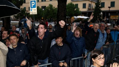 Caro Operai Contro, centinaia di operai contestano Renzi con lanci di uova, ortaggi e altro all’ingresso della fabbrica super blindata di Persico a Nembro, dov’è riunita la Confindustria di Bergamo, e dove Renzi in anteprima di due giorni sul parlamento, presenta direttamente ai padroni, i contenuti della finanziaria che va sotto il nome di “legge di stabilità”: 16 miliardi di tagli alla spesa e 18 miliardi di tasse in meno per i padroni. I licenziamenti facili e tutto ciò che comporta lo svuotamento dello Statuto dei lavoratori, Renzi lo da per scontato nel carniere delle misure antioperaie e lo […]