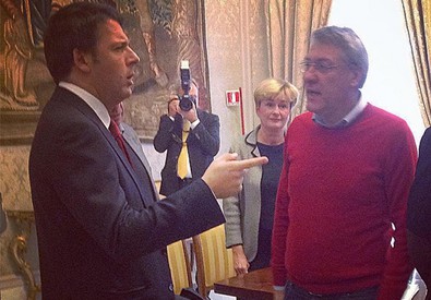 Redazione di Operai Contro, Il gangster Matteo Renzi, incontra gli operai Ast a Palazzo Chigi insieme al ministro dello Sviluppo Federica Guidi. Renzi assicura:“Faremo le verifiche e poi gli atti saranno conseguenti”. Quali sono le verifiche? Vorrà controllare le teste rotte degli operai? Vorrà sapere cosa ci facevano gli operai di Terni a Roma? Vorrà verificare che gli operai per provocare non si siano fatti manganellare apposta? I sindacalisti sono d’accordo con Renzi. Illudono gli operai con i discorsi sulla democrazia Li portano in piazza impreparati La polizia dello stato dei padroni può manganellare tranquillamente gli operai Renzi e Landini […]