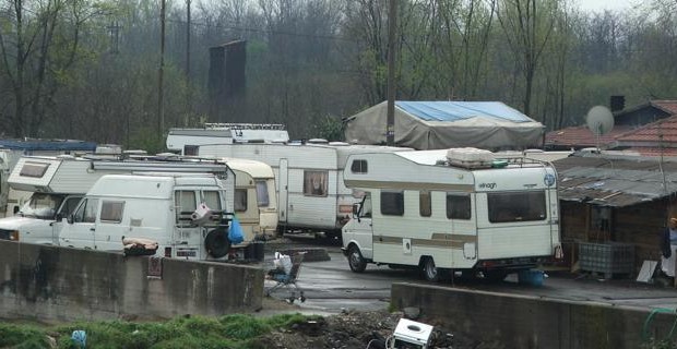 Redazione di Operai Contro, Pd e SEL sono l’avanguardia del razzismo. A Torino per la linea 69 prongono due autobus Uno per tutti,ma non per i ROM Uno che ferma solo al campo nomadi ed è quindi solo per i ROM. Le scusanti del sindaco del Pd di Borgaro sono le proteste degli Italiani Cazzo peggio dei leghisti Un lavoratore di Torino