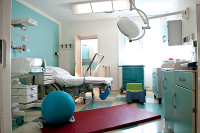 Egregio Direttore, in centinaia ieri mattina hanno manifestato in corteo contro la chiusura della sala parto. Il taglio della spesa che Renzi ha scaricato sulle Regioni si fa già sentire. La direzione dell’ospedale di Cernusco sul Naviglio (Mi), ha annunciato la chiusura della sala parto, con la scusa che ci sono state meno nascite. Ma anche se fosse, dobbiamo partorire sotto i ponti? E poi 600 nascite l’anno vi sembran poche per una città con più di 31 mila abitanti? Il taglio della spesa di 4 miliardi di euro deciso dal governo Renzi, si ripercuoterà per l’80% proprio sulla […]