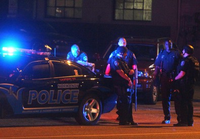 Redazione di Operai Contro, Negli USA continua la mattanza dei giovani neri Nuove proteste sono scoppiate nell’area metropolitana di St. Louis, in Missouri, dopo che la notte scorsa un agente fuori servizio ha ucciso un 18/enne con 17 colpi di pistola. L’assassinio e’ avvenuto proprio alla vigilia delle manifestazioni programmate nella vicina Ferguson per protestare ancora una volta contro l’uccisione di Michael Brown, il ragazzo di colore ucciso un paio di mesi fa da un poliziotto. Il nero Obama serviva ai padroni neri e bianchi USA per assassinare i poveri cristi bianchi e neri. Un lettore