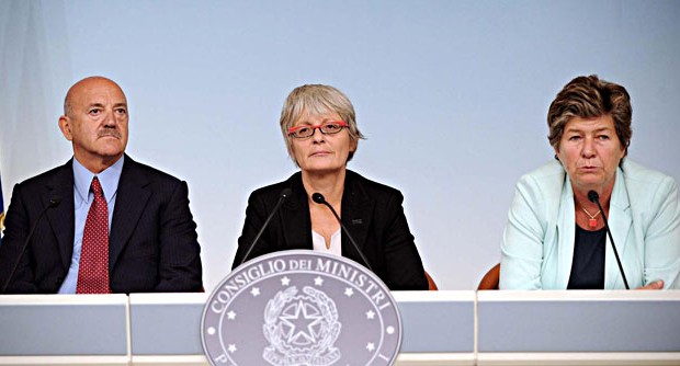 Redazione di Operai Contro, ormai la sceneggiata di CGIL-CISL-UIL ha rotto i co……… Noi operai veniamo licenziati, i nostri salari tagliati Operai dobbiamo levarci dai co… i sindacalisti mazzettari Dobbiamo farli scappare Operai dobbiamo organizzare il nostro partito Dobbiamo organizzare la nostra guerra ai padroni Vi invio un articolo Un operaio Fiat di Torino Il copione si ripete da anni. A ogni annuncio di modifica delle leggi sul mercato del lavoro, Cisl e Uil sono pronti ad ascoltare le proposte del governo di turno. Salvo poi criticarle una volta che, trasformate in leggi, ne vedono gli effetti reali. La […]