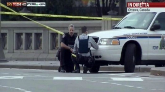 Cara Redazione, il grillino Carlo Sibilia sull’assalto in Canada: “E’ opera di un pazzo o di chi ha ritrovato la ragione?” Ieri il deputato di cinquestelle Carlo Sibilia, dopo una premessa su disoccupazione, fame, malattie e analfabetizzazione che attanagliano il mondo, si domanda se l’attentato in Canada sia “opera di un pazzo o di qualcuno che ha ritrovato la ragione”. Il deputato interviene sul suo profilo Facebook sull’attentato a Ottawa e si chiede: “A chi vanno attribuite le colpe?” Saluti da un non votante