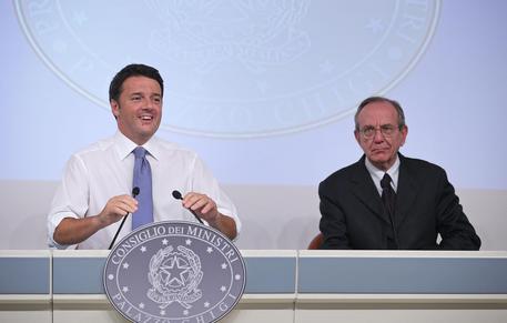 Caro Operai Contro, il governo Renzi fa sapere che non terrà conto degli scioperi e delle proteste di ieri, ma continua imperterrito la sua politica antioperaia e antipopolare. «L’accordo sul Jobs act è in fase di conclusione, si stanno mettendo a punto i dettagli». Questo è l’annuncio del governo Renzi per bocca del capogruppo del senato Maurizio Sacconi, e di Angelino Alfano ministro dell’interno, entrambi del Ncd. Mentre ancora una volta si è rivelata una finzione la presunta “opposizione” interna al Pd, il partito di maggioranza di governo. Non ci sono più alibi per nascondersi dietro i veli della […]