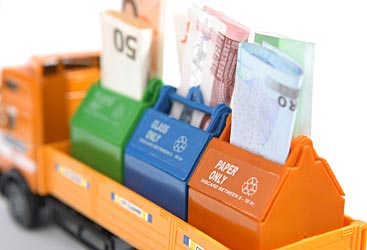 Caro Operai Contro, la tassa sui rifiuti in quattro anni è aumentata in media del 21,96%, pari a 51 euro in più per famiglia. La media annua che ogni famiglia dovrà sborsare con la Tari è di 284 euro! Se si pensa che nello stesso periodo l’inflazione è stata del 7%, la conclusione è che i rifiuti sono diventati un bene di lusso! Gettiamo Renzi nella pattumiera, prima che ci tassi anche l’aria che respiriamo! ( I dati sono emersi dalla VIII indagine nazionale del Centro Ricerche Economiche Educazione e Formazione Federconsumatori sui “Servizi e Tariffe Rifiuti”). Saluti da […]