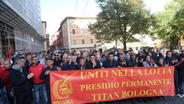 Dopo quasi un mese di blocco merci si arriva all’accordo. La nostra forza era imponente! Ma… Nei vari tavoli svoltisi dal 16 ottobre al 10 novembre, la nostra ipotesi d’accordo contro la chiusura dello stabilimento di Valsamoggia non è mai stata realmente considerata. La piattaforma era stata votata in assemblea da tutti i lavoratori, il mandato era chiaro: nessun accordo per chiudere la fabbrica, nessun accordo per trasferire le presse. Dalle successive assemblee di fabbrica, vista la nostra determinazione alla lotta, il sindacato Fiom ha cominciato con la sua azione di ricatto, del tipo: “se non si arriva ad […]