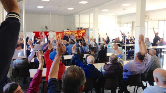 Titan dopo l’accordo quadro genocida che “salva” la fabbrica con due-terzi degli operai in esubero (rimarranno forse 56 addetti, reparto Freni e Impiegati) tutti gli altri 120 circa IN mobilità o incentivo all’esodo o cassa per 1 anno rinnovabile nel dicembre 2015, forse…ARRIVIAMO finalmente ALL’ATTUALITA’ :    sciopero Venerdi’?    Alla Titan si lavora su 2 turni di sabato al reparto freni di recupero produzione (straordinario), gli operai che rallentarono la produzione nelle settimane precedenti nell’altro reparto dischi agricoli e presse, stanno ricevendo lettere disciplinari dal buon Padrone Titan, sindacati non pervenuti…     Operai Titan (bo) 10-12-2014