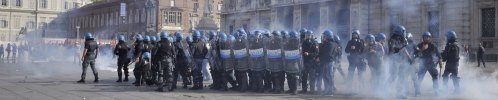 Redazione di Operai Contro, Continuano gli scontri a Torino: cinque fermi e tre poliziotti feriti al corteo della Fiom organizzato dal sindacato per protestare contro il Jobs act e contro il vertice Ue sul lavoro in programma al Teatro Regio. La polizia sta sparando lacrimogeni agli studenti e rappresentanti dei centri sociali dopo che questi ultimi hanno rimosso una parte delle transenne che sbarrano la strada verso il Regio. Gli studenti hanno lanciato petardi, pomodori, bottiglie, uova, fumogeni e palline di vernice verso il cordone di polizia che presidia l’accesso di Piazza Castello verso il Regio. Gli studenti si […]