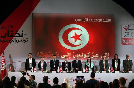 Redazione di Operai Contro, Il partito anti-islamista Nidaa Tounes ha vinto le elezioni legislative in Tunisia superando il rivale Ennahda, secondo i risultati officiali preliminari. Nidaa Tounes ha conquistato 85 dei 217 seggi dell’Assemblea dei rappresentati del popolo; Ennahda ne ha presi 69. L’Unione patriottica libera (Upl) dell’uomo d’affari Slim Riahi è arrivato terzo con 16 seggi. Seguono il Fronte popolare (15 seggi) e il partito Afek Tunes (8 seggi). Il partito antiislamista non è in grado di fare un governo. I padroni hanno poco da festeggiare La disoccupazione e la miseria in Tunisia aumenta Gli operai Tunisini spegneranno […]