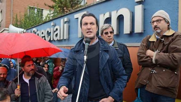 Redazione di Operai, devono portarci allo sbando. Dopo le manganellate agli operai a Roma, i sindacalisti vanno in gita in germania. Le promesse si sprecano, intanto all’IIserv si mettono in mobilità i 320 operai Alla fine i sindacalisti ci chiederanno di votare un accordo in cui è prevista la diminuzione del salario e i licenziamenti Avete ragione non è facile lottarer duramente e senza compromessi Vi invio la cronaca del corriere dell’Umbria Un operaio AST Si saprà al ritorno dalla Germania se entro la settimana si firmerà l’accordo sul piano industriale dell’Ast. La trasferta di lunedì 17 novembre a Monaco […]