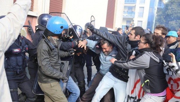 a Brescia sono tornati i manganelli della polizia in difesa del gangster Renzi Ormai dovremo abituarci se son si lecca il culo del gangster, il minimo è la testa spaccata Un operaio di Brescia La cronaca di Repubblica Fischi, contestazioni e slogan hanno accolto il presidente del consiglio, Matteo Renzi, a Brescia. In un paio di occasioni, si sono verificati anche scontri quando i centri sociali hanno cercato di aggirare il cordone di sicurezza: gli agenti hanno respinto l’avanzata con una carica e con l’utilizzo di fumogeni. Dal corteo, caricato un paio di volte dalle forze dell’ordine, sono partiti […]