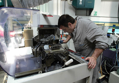 Redazione, Renzi continua a parlare di ripresa L’unica cosa in ripresa sono i licenziamenti e la riduzione dei salari La FIOM continua a fare passeggiate Gli operai hanno bisogno di una vera lotta contro i padroni Alcuni dati Il fatturato dell’industria italiana a settembre registra un calo del 2,2% rispetto a settembre 2013. E’ quanto risulta dai dati dell’Istat riferiti al dato destagionalizzato corretto per gli effetti di calendario. Rispetto ad agosto il fatturato, al netto della stagionalità, registra una diminuzione dello 0,4% con un incremento dello 0,1% sul mercato interno e un calo dell’1,4% su quello estero. Giù […]