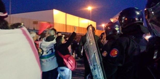 Caro Operai Contro, ad Avellino gli operai contestano Renzi: “Sei come De Mita. Pd uguale alla Dc” Le contestazioni raggiungono il presidente del Consiglio Matteo Renzi anche in Irpinia. Il premier ha scelto come tappa campana lo stabilimento Ema (Europea Microfusioni Aerospaziali) di Morra De Sanctis, in provincia di Avellino, società che conta 450 lavoratori e produce palette per motori aeronautici. Ma al suo arrivo, ad attenderlo, c’era un presidio con circa un centinaio di persone che gli ha urlato “Come De Mita“. “Ormai il Pd – spiegano i lavoratoti – è uguale alla Democrazia Cristiana“. Poi, rispetto alle […]