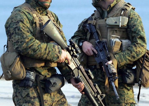 Redazione di operai Contro, Barack Obama ha autorizzato il dispiegamento di ulteriori truppe in Iraq, fino ad un massimo di altri 1.500 militari. Lo riferisce il portavoce della Casa Bianca, Josh Earnest, precisando che i militari non saranno impegnati in funzioni di combattimento, ma solo di addestramento, consulenza e assistenza all’esercito iracheno e alle forze curde, per gestire le strutture militari fuori da Baghdad ed Erbil. Si tratta di un raddoppio rispetto ai 1.600 già inviati nelle settimane scorse, a partire dalla scorsa estate. Tuttavia, ha ribadito ancora la Casa Bianca, niente ‘boots on the ground’, i soldati Usa […]