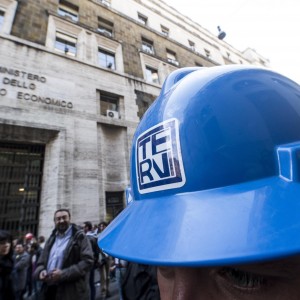 Redazione, da più di un mese noi operai siamo in sciopero contro i padroni dell’AST. Da oltre un mese si susseguono i tavoli tra padroni, governo e sindacalisti I sindacalisti si sono fatti anche la gita a Monaco Ora il Governo chiede alle Rsu dell’Ast di Terni, che domani si riuniranno in assemblea, di sospendere lo sciopero mentre si tratta. “Spero – dice il sottosegretario al Lavoro, Teresa Bellanova – che siano riconosciuti i passi in avanti e si possano rimodulare le forme di lotta sospendendo lo sciopero a oltranza”. Bellanova auspica che nell’assemblea le Rsu dell’Ast “possano decidere […]