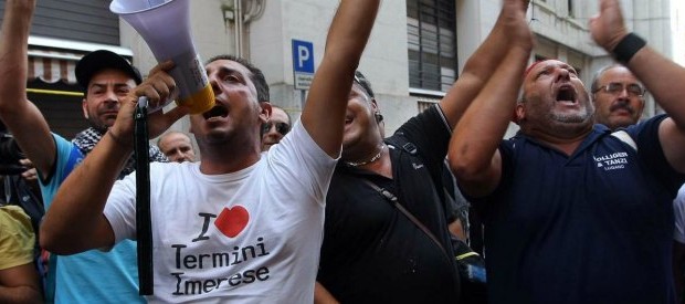 da sialcobas.it Solo la primavera scorsa si parlava della reindustrializzazione di Termini Imerese, la ex fabbrica Fiat, ora Blutec. Governo e sindacati brindavano ai primi 30 operai (su più di 700) che erano stati assunti, con la prospettiva di un progressivo reintegro di tutti quanti gli altri. Blutec produce componenti per auto e ha presentato un piano di rilancio incentrato sulla produzione di auto ibride ed elettriche. Ma all’incontro al Ministero dello Sviluppo economico di inizio settimana, per la valutazione dei progressi del progetto industriale in vista dello sblocco del finanziamento pubblico da 22 milioni (74 milioni in totale), è emerso che non ci sono certezze sui […]