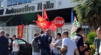 “Livorno non si piega”, gridano i lavoratori Trw che questa mattina partendo dallostabilimento livornese hanno  percorso in corteo la statale Aurelia (che è rimasta chiusa al traffico per alcune ore) fino ad arrivare davanti alla base militare americana di Camp Darby. “Abbiamo scelto questo luogo, perché rappresenta il Paese della multinazionale”, spiega Alessandro Meini della Rsu Trw. In contemporanea alla manifestazione dei lavoratori, a Roma era in corso un incontro al Mise dove i manager americani della multinazionale non si sono presentati. Non solo, l’incontro al ministero di oggi non ha prodotto il risultato sperato dagli operai ed è […]