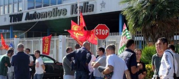 Redazione, il tavolo di padroni, governo e sindacati era programmato il 20 novembre. I tavoli servono solo a portare allo sbando gli operai L’azienda americana di componentistica Trw ha infatti inviato una lettera ai 450 operai comunicando l’intenzione di procedere alla chiusura dello stabilimento “a causa della perdurante crisi del settore. Niente ripensamenti, anzi, Trw sembra voler accelerare i tempi. E ai dipendenti (in contratto di solidarietà fino a fine anno) fa capire che converrebbe loro trovare un accordo per risolvere il rapporto di lavoro entro il prossimo 31 dicembre in modo tale da poter continuare a beneficiare dell’attuale […]