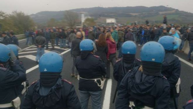 Sgomberate l’autostrada, ma gli operi non si muovono (ore 14): Le forze di polizia stanno invitando gli operai dell’Ast a liberare la strada, ma le tute blu non sembrano intenzionate ad arretrare di un millimetro.   La paura dei borghesi nella cronaca dell’ANSA Diverse centinaia di operai dell’Ast hanno bloccato l’Autosole in entrambe le direzioni, all’altezza del casello di Orte. Si è creato nell’immediato circa un chilometro di coda, la polizia stradale ha intanto istituito l’uscita obbligatoria in entrambi i sensi di marcia. Ad Attigliano per chi è diretto verso sud e a Magliano Sabina per il traffico in […]