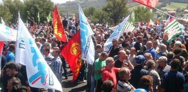 Redazione di Operai contro, Al Mise di Roma, sindacalisti, padrone e governo ci stanno macellando Gli esuberi vengono trasformati in autolicenziamenti degli operai L’Ast ha confermato ad Ilserv, la maggiore ditta esterna che opera nell’acciaieria di Terni, «il mantenimento degli appalti in essere, con decorrenza retroattiva dal primo ottobre 2014». Per quanto? In una nota congiunta le segreterie provinciali di Terni di Fim, Fiom, Uilm, Fismic e Ugl, dopo l’incontro al ministero dello Sviluppo economico sulla vertenza affermano che oggi sono stati registrati «degli importanti passi in avanti per il proseguo del negoziato». I sindacalisti dovevano sfasciare la forza […]