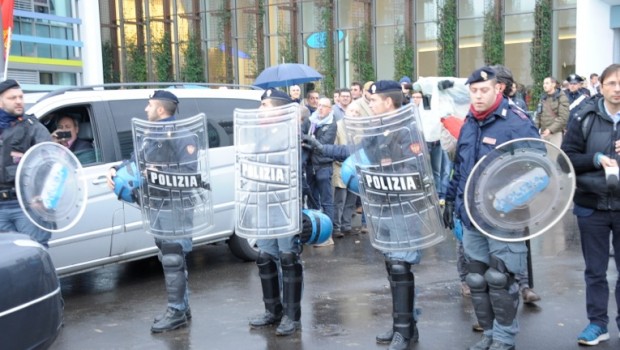 “Che Renzi venga qui a parlarci. Ha paura di 300 lavoratori” Un presidio di operai e sindacalisti ha aspettato, sotto la pioggia per oltre due ore, l’arrivo del premier Matteo Renzi a Vimercate, in provincia di Milano. Il primo ministro ha partecipato all’inaugurazione dei nuovi uffici dell’Alcatel-Lucent. Diverse uova sono state lanciate contro le auto blu di Palazzo Chigi. Renzi però, per evitare di passare tra i manifestanti, è entrato da un’entrata secondaria, quindi le uova hanno colpito le macchine dove viaggiava l’ufficio stampa del premier. “Non c’è nulla da festeggiare – urla un manifestante – stanno aprendo questo stabilimento, mentre […]