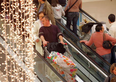 Redazione di Operai Contro, Tredicesima più pesante di 12 euro per il lavoratori dipendenti di quella percepita l’anno scorso. Prima di darvi alle spese pazze con i 12 euro in più pensateci bene. Questa ulteriore mensilità non beneficerà del bonus degli 80 euro introdotti dal Governo nella primavera scorsa per i redditi medio-bassi. Questi ritocchi sono riconducibili al fatto che gli aumenti contrattuali sono stati superiori alla crescita dell’inflazione registrata quest’anno”. Ma quali aumenti contrattuali? Ci vogliono prendere in giro Operai, preparatevi a prendere altre mazzate dal governo Un operaio di Torino