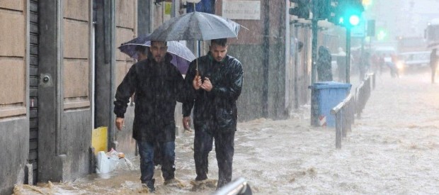 Redazione di Operai Contro, sono tre mesi che ogni volta che piove qualche città è allagata. La liguria sta finendo in mare e appena un mese addietro si faceva la poesia sugli angeli del fango. Non so cosa stia facendo il capo della protezione civile. Il gangster Renzi si è recato al summit mondiale dei gangster in Australia. Lo chiamano G20 non serve a un cazzo,  se non alle mogli dei gangster per farsi una vacanza Occorrer fare come a Carrara Occupare i comuni, obbligare sindaci e giunte  a dimettersi Ti riporto alcune dati di cronaca In operaio di […]