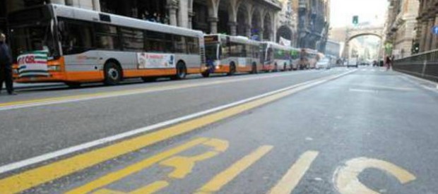 Redazione, dal fatto quotidiano lavoratori dell’Azienda trasporti municipale di Genova hanno occupato in segno di protesta il primo piano della sede a Genova, dove ci sono gli uffici della presidenza, della direzione e dei dirigenti. Sono decisi a mantenere l’occupazione fino a quando l’azienda non ritirerà la disdetta del contratto integrativo a partire da febbraio 2015. L’Amt intende così recuperare i fondi necessari per evitare il fallimento. Sono una quarantina le persone che, in modo pacifico, hanno occupato la sede dell’azienda: lavoratori e rappresentanti sindacali che nella serata di lunedì 3 novembre hanno partecipato a una accesa assemblea durante la […]