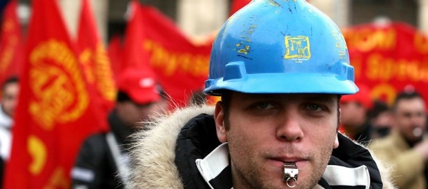 Redazione di Operai Contrto,la lotta degli operai dell’AST contro i padroni va avanti da più di 10 anni.Il ricatto di non pagare il salario se gli operai non smettono lo sciopero, non è cosa nuova Ho trovato una storia della lotta sul Fattoquotidiano Un lavoratore di terni Le trattative, le manifestazioni, le manganellate. Queste le ultime fotografie di una vicenda, quella degli Acciai speciali Terni, che da anni tiene con il fiato sospeso i 2.800 operai dello stabilimento del gruppo ThyssenKrupp. Dietro all’escalation di tensione degli ultimi giorni, c’è una storia recente fatta di diversi tentativi di disimpegno da […]