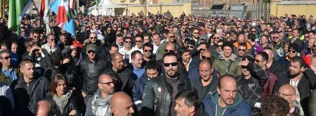 Redazione, i tavoli tra padrone, governo e sindacalisti fanno solo fumo Niente è ancora definito Gli operai hanno deciso di continuare lo sciopero e il blocco delle portinerie I sindacalisti premevano per far finire lo sciopero Il governo è preoccupato Avete ragione ci vogliono portare allo sbando e vogliono brindare con padroni e governo Noi operai irriducibili abbiamo capito che la lotta è dura Dobbiamo spazzare via il fumo per conquistare la maggioranza degli operai Senza organizzazione è dura Ottima la proposta del partito operaio Un operaio dell’AST   cronaca  di Vanna Ugolini TERNI La cronaca di due giorni […]