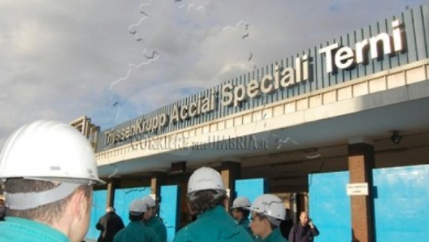 «Con il consenso del 79,8% le lavoratrici e i lavoratori della Ast rendono valido l’accordo per la difesa e il rilancio delle acciaierie di Terni. «Hanno partecipato al referendum l’81,4% dei 2.398 dipendenti aventi diritto.»«È un risultato positivo e importante che valorizza la lotta realizzata dalle lavoratrici e dai lavoratori e che giudica positivamente il lavoro svolto da tutta la delegazione sindacale nel corso della vertenza.» «È un voto che impegna tutta la Fiom nazionale e territoriale per avviare fin da ora una fase di fattiva gestione dell’accordo, per valorizzare tutti gli impegni previsti sul piano degli investimenti, per […]