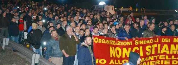 dal messaggero.it A Brescia davanti agli industriale dispensa ottimismo, ma la prova del nove sarà giovedì, quando oltre al tavolo convocato al Mise tra sindacati e azienda il premier potrebbe venire a Terni, come anticipato ieri da alcuni operai dell’Ast ospiti della trasmissione Gazebo. Renzi ottimista sull’Ast e ricuce con i sindacati «Credo che a Terni si possa arrivare ad una soluzione di accordo, recuperando la capacità di dialogo». Lo ha affermato il presidente del Consiglio Matteo Renzi, parlando all’Associazione industriale bresciana, a proposito delle Acciaierie speciali. «Per la mia esperienza -ha proseguito il premier- il sindacato, quando si […]