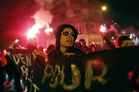 Redazione di Operai Contro, dopo l’uccisione dell’ecologista Rèmi Fraisse, da parte della polizia la protesta si estende NANTES, 1 NOV – Violenti incidenti sono scoppiati in alcune città della Francia oggi durante manifestazioni di protesta indette dopo la morte, avvenuta sei giorni fa in scontri con la polizia, di Rèmi Fraisse, 21 anni, ecologista. Il ragazzo, 21 anni, è stato ucciso durante i violenti scontri tra manifestanti e gendarmeria una settimana fa sul cantiere della contestata diga di Sivens. Nella manifestazione di sabato centinaia di persone, 800 secondo le forze dell’ordine, si sono scontrate con la polizia che ha risposto […]