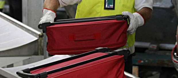 Redazione, a Fiumicino questa mattina è scattata di nuovo la protesta spontanea dei lavoratori di terra Alitalia all’aeroporto Leonardo Da Vinci contro i licenziamenti. In seguito all’accordo tra Alitalia e Etihad, infatti, trecento persone da lunedì saranno messe in mobilità. Già stamattina, però, diversi lavoratori avrebbero trovato i propri badge “smagnetizzati”. Di qui la protesta spontanea, che sta lasciando a terra centinaia di valigie. Alitalia, per parte sua minimizza: “A causa di un disguido interno, sono state disattivate le postazioni di 25 lavoratori Alitalia dello scalo di Fiumicino che, soltanto domani, sarebbero dovute essere disattivate in coincidenza con la consegna a […]