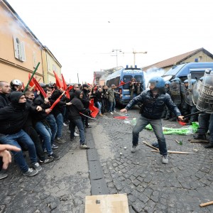 Redazione di Operai Contro, Questo lo striscione con cui si è aperto il corteo di protesta contro il governo. In piazza, movimenti sociali campani, studenti e lavoratori. Il gangster Renzi peggio del gangster Berlusconi I borghesi hanno una unica parola  contro i giovani e i lavoratori Napoletani: polizia manganellateli E’ di almeno 20 tra poliziotti e carabinieri feriti e di 3 automezzi della Polizia di Stato danneggiati il bilancio degli scontri avvenuti a Bagnoli nei pressi dell’ingresso di Città della Scienza tra manifestanti e forze dell’ordine. Il corteo contro lo Sblocca Italia e il commissariamento di Bagnoli, partito questa […]