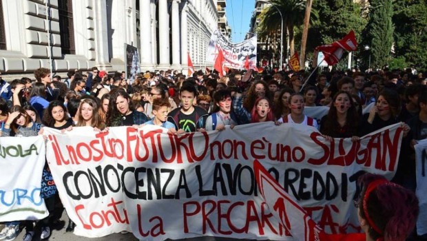 Al corteo per lo sciopero sociale di Bari c’erano tutti. Mancavano solo gli operai. Vigili del fuoco, Cobas, Usb, Usi, Rifondazione, Partito comunista dei lavoratori, Partito di alternativa comunista, Antifascist action, Lega degli studenti, Lavoratori ex Lsu… C’erano quasi tutti al pacifico corteo per lo sciopero sociale a Bari. Tanti (in realtà pochi!) membri di gruppetti e partitini, rappresentanti di se stessi, ciascuno con la propria bandierina e il proprio striscionino. E dietro di loro, ad animare la stanca processione, un gruppone di studenti, in prevalenza di istituti tecnici, variopinti, chiassosi, agitati, generosi, inconcludenti. C’erano tutti, mancavano solo gli […]