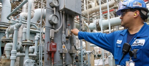 Redazione, Dopo 25 anni di lavoro e due di lotta contro un tumore, una lavoratrice 52enne viene licenziata dopo essere rientrata in servizio alla Basell. L’azienda si giustifica: “Solo ristrutturazione dell’area”. Su 130 lavoratori è l’unica licenziata Ecco perché Renzi vuole eliminare lo statuto dei lavoratori Renzi vuole dare mano libera ai padroni Renzi è il rottamatore degli operai e lavoratori Un operaio della Basell Cronaca Da tre anni era rientrata al lavoro dopo aver lottato contro un cancro al seno, ma per lei (e solo per lei) è arrivata la lettera di licenziamento in tronco, senza preavviso, il 17 novembre […]