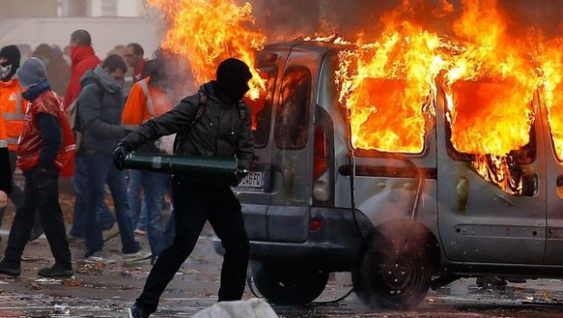 In Belgio non fanno le processioni Violenti scontri  centinaia di manifestanti e le forze dell’ordine, che avrebbero causato feriti anche gravi, si sono verificati a Bruxelles in occasione dello sciopero generale indetto per oggi contro le politiche di austerità annunciate dal nuovo governo di destra. Circa 100 mila manifestanti, secondo le stime sindacali, hanno attraversato la città in segno di protesta. Alcune centinaia si sono poi sganciati dal corteo e, armati di bastoni, pietre e bottiglie hanno dato vita a scontri con la polizia.    