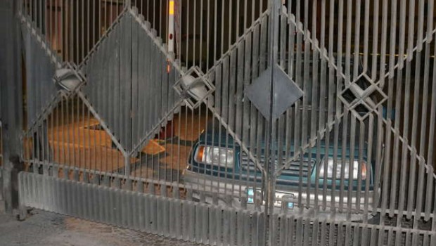 dal Messaggero TERNI Dopo un pomeriggio passato al Mise sulle montagne russe, e terminato con il congelamento del tavolo di confronto, rinviato a martedì prossimo, e una notte vissuta ad alta tensione davanti ai cancelli di viale Brin, tra roghi, cancelli bloccati e proteste ad indirizzo dei sindacati, è arrivato il momento dell’assemblea di fabbrica; convocata per decidere come portare avanti la lotta dopo lo stop di ieri. Inizia così per la vertenza Ast l’ennesima giornata vissuta ad alta, questa volta forse altissima, tensione. Giornata iniziata prestissimo, con gli operai rimasti bloccati per via dei cancelli saldati. Segui la […]