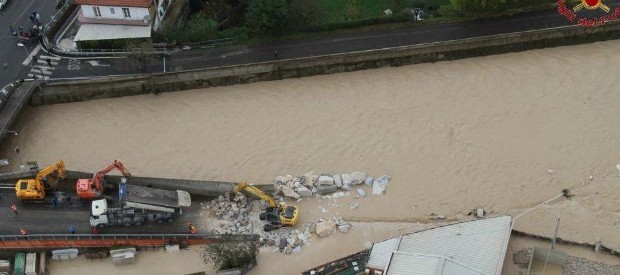 dal Fattoquotidiano Hanno occupato l’edificio del comune di Massa Carrara per chiedere le dimissioni del sindaco, Angelo Zubbani. La polizia ha dovuto effettuare cariche di alleggerimento per calmare gli animi di circa duemila persone, gran parte delle quali ha subito danni dall’ultima alluvione che ha colpito la provincia toscana, mercoledì. Pretendono la “caduta” della giunta di centro-sinistra ritenuta responsabile dell’ultima inondazione della città. Soltanto l’intervento delle forze dell’ordine ha impedito ai manifestanti di venire in contatto con il primo cittadino. La tensione è salita quando Zubbiani si è affacciato da una delle finestre del municipio per parlare con i manifestanti […]