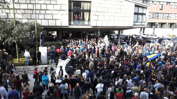 Redazione, dall’8  novembre occupiamo la sala di rappresentanza del Comune di Carrara per chiedere le dimissioni della giunta di centro-sinistra, in seguito all’ultima, l’ennesima – al 2003 se ne sono contate 4 – alluvione che ha messo in ginocchio la città. Son passati due mesi. Continuiamo a chiedere le dimissioni della giunta. 1 / 16   A portare avanti da due mesi il presidio ci sono giovani e giovanissimi, studenti o lavoratori. Ma anche donne e uomini con i figli piccoli al seguito. Liberi professionisti, avvocati, operai, architetti. E ancora attori, musicisti, fotografi, cassaintegrati e disoccupati. E infine i pensionati, come […]