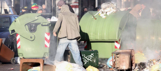 Ancora scontri a Milano legati alle occupazioni delle case popolari. Durante lo sgombero di due centri sociali in zona Corvetto, nei pressi della sede del Partito Democratico assaltata lo scorso 11 novembre, è andata in scena una vera e propria guerriglia urbana tra le forze dell’ordine e i ragazzi dell’area antagonista. (Video di Fabio Abati) I centri, “Corvaccio” e “Rosanera”, si trovano in due villette di via Ravenna e via Pomposa, dove la polizia aveva fatto, nei giorni scorsi, perquisizioni legate al blitz con cui era stato devastato il circolo del Pd di via Mompiani. Alcuni occupanti, sapendo che in […]