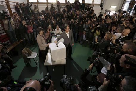 Redazione di Operai Contro, il gangster Renzi dopo il salvataggio dell’Italia si appresta a salvare l’Europa con le chiacchiere dei gangster. Intanto l’Europa sprofonda verso la terza guerra mondiale. Guerra in Ucraina Catalogna vuole l’indipendenza Aumentano in Europa i disoccupati e la miseria Operai guerra alla guerra dei padroni Vi invio una cronaca dell’ANSA Un vostro ammiratore L’80,72 per cento degli oltre due milioni di catalani che hanno partecipato al referendum simbolico sull’indipendenza della Catalogna ha votato sì. Lo rende noto la vicepresidente della Generalitat, Joana Ortega parlando di quasi il 90% dei voti scrutinati. Le domande poste erano […]