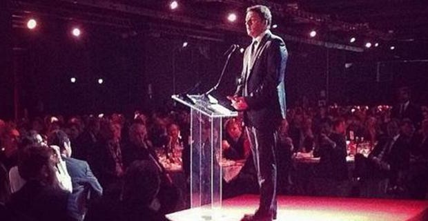 Caro Operai Contro, dopo la prima a Milano, la seconda cena ufficiale con i padroni Renzi la tiene a Roma. Anche qui sono mille euro a coperto. Con queste cene Renzi vuole dai padroni un premio extra per il Jobs act e per l’abolizione dell’articolo 18. Infatti, cosa se ne fa Renzi di questi soldi? Il Pd prende i rimborsi elettorali quando ci sono le elezioni e i suoi parlamentari fra stipendio e agevolazioni arrivano a 20 mila euro al mese. Quindi le cene di Renzi servono a spostare un pò di profitti dalle tasche dei padroni a quelle […]