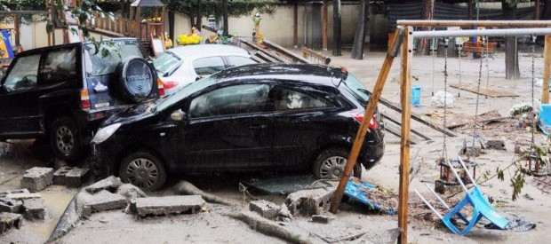 Redazione di Operai Contro, i giornali e la TV parlano della pioggia La realtà è che padroni, politici e amministratori si sono mangiati i soldi che dovevano servire per la salvaguardia del territorio. Dove i lavori non sono stati fatti e perchè c’era la guerra degli appalti. Ogni partito politico appoggiava i padroni che gli davano la mazzetta Dove i lavori sono stati fatti, come a Carrara, erano lavori di merda per rubarsi i soldi L’Italia è sott’acqua La magistratura lavora con metodo. Quando ci scappano i morti, apre una indagine. Dopo dieci anni vengono tutti assolti: padroni, politici, […]