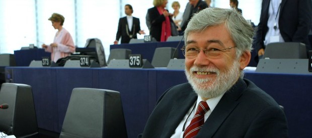 Redazione di Operai Contro, fare il sindacalista conviene. Bonanni, segretario della CISL, prendeva ( quello che si sa) 350 mila euro l’anno Cofferati ha un posto da eurodeputato del Pd, e ora partecipa alle primarie del Pd per le elezioni regionali. Potrei continuare il lungo elenco, ma è chiaro che i sindacalisti hanno sempre il posto sicuro Fanno ingoiare a noi operai accordi capestro sui licenziamenti e sulla riduzione di salario, ma il loro stipendio è alle stelle. Più portano gli operai allo sbando più vengono pagati Renzi, Camussdo, Landini, sono tutti dello stesso partito. Avranno divergenze politiche, ma […]