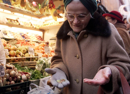 Redazione di Operai Contro, possono raccontare tutte le balle che vogliono, ma la verità è una sola: la crisi economica del capitalismo si aggrava. I padroni per anni ci hanno costretti a produrre, ora che non riescono a vendere ci licenziano. I padroni hanno una sola possibilità la guerra Noi operai abbiamo una sola possibilità: la rivoluzione per sotterrare il capitalismo Riporto alcuni dati dell’ISTAT: L’economia italiana continua a contrarsi nel terzo trimestre 2014. Secondo le stime preliminari dell’Istat, il Pil è diminuito dello 0,1% rispetto al trimestre precedente e dello 0,4% rispetto al terzo trimestre 2013. L’economia era […]