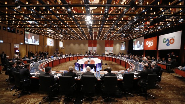 Redazione, la cupola riunita in Australia ha terminato i suoi lavori. Non sapendo cosa dire e sapendo che i popoli non potranno più a lungo sopportare la crisi economica del capitalismo, hanno promesso una ripresa nel 2018. I gangster è la decima volta che annunciano la fine della crisi Invio  un articolo del fatto quotidiano di Loretta Napoleoni Un vostro assiduo lettore Nell’agenda del G20 non c’è la crisi nel Medio Oriente, né laguerra per procura che si combatte in Siria ed Iraq, tantomeno la politica perseguita dalla grande coalizione messa insieme dal Presidente Obama a fine estate per […]