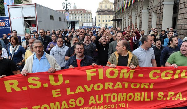 Caro Operai Contro, 800 operai della De Tomaso di Grugliasco e Livorno sono per il terzo mese senza cassa integrazione. A settembre Padoan, ministro dell’Economia l’aveva promessa, ma da 3 mesi si rifiuta di firmare il decreto. Ieri a Torino gli operai hanno incalzato il ministro del lavoro Giuliano Poletti, che si è incredibilmente rifugiato con la giustificazione che il decreto per la cassa integrazione in deroga, è disperso tra la ragioneria dello Stato e la scrivania del ministro dell’economia Pier Carlo Padoan. Gli operai hanno contestato a Poletti anche il fatto che il governo non prende in considerazione […]
